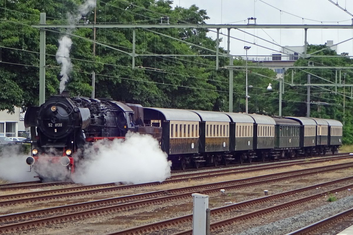 Jeder tag fahrt ein VSM-Dampfzug von Beekbergen nach Apeldoorn und zurück. So auch am 15 Juli 2019; der zug, gezogen von 52 8139, verlässt Apeldoorn um 11;45. 