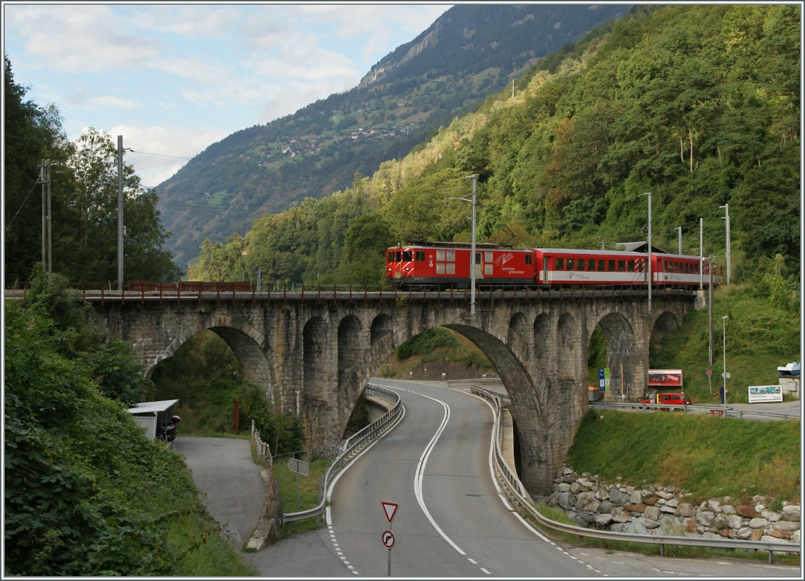 Jedesmal wenn ich ber diese Brcke fuhr, wollte ich sie fotogarfieren. Heute habe ich mich meinen langjhrigen Wunsch erfllt: MGB Regionalzug 530 auf seiner Fahrt nach Gschenen erreicht gleich nach der Brcke ber die Rohne die Haltestelle Betten Talstation.
10. Sept. 2013