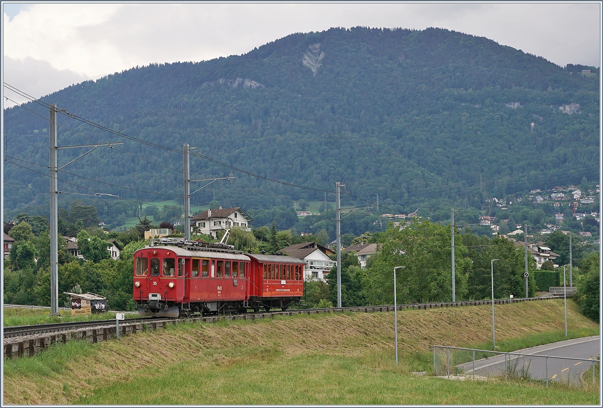 Jeweils am letzten Sonntag im Monat während der Betriebssaison (ausgenommen bei Sonderveranstaltungen) verkehren zwei  Riviera Belle Epoque  Zugspaare der Blonay -Chamby Bahn von Chaulin nach Vevey und zurück, die sogar auf den gedruckten Abfahrt Fahrplänen in Vevey zu finden sind, freilich ohne den Hinweis, dass normale Fahrkarten nicht gültig sind. Das Bild zeigt den RhB ABe 4/4 35 mit dem CEV C21 auf der Fahrt nach Vevey auf der CEV Strecke kurz vor Château d'Hauteville. Im Hintergrund der Les Pléiades.

28. Juni 2020