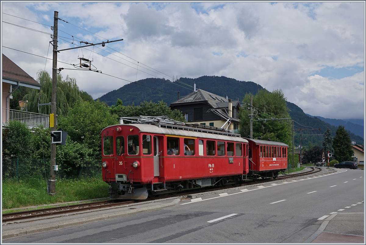 Jeweils am letzten Sonntag im Monat während der Betriebssaison (ausgenommen bei Sonderveranstaltungen) verkehren zwei  Riviera Belle Epoque  Zugspaare der Blonay -Chamby Bahn von Chaulin nach Vevey und zurück, die sogar auf den gedruckten Abfahrt Fahrpläne in Vevey zu finden sind. 

Das Bild zeigt den RhB ABe 4/4 35 mit dem passenden CEV B21 bei der Ankunft in Blonay.

28. Juli 2020