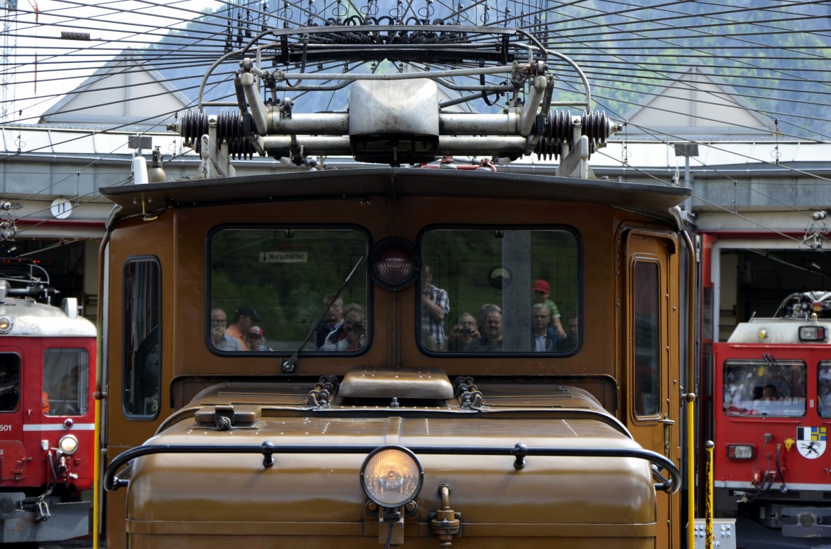 Jubiläum 125 Jahre RhB am 10.05.2014 im Depot Landquart. Nahaufnahme des Krokodils, dessen Pantograf sich arg geduckt unter der Fahrleitungs-Spinne befindet.