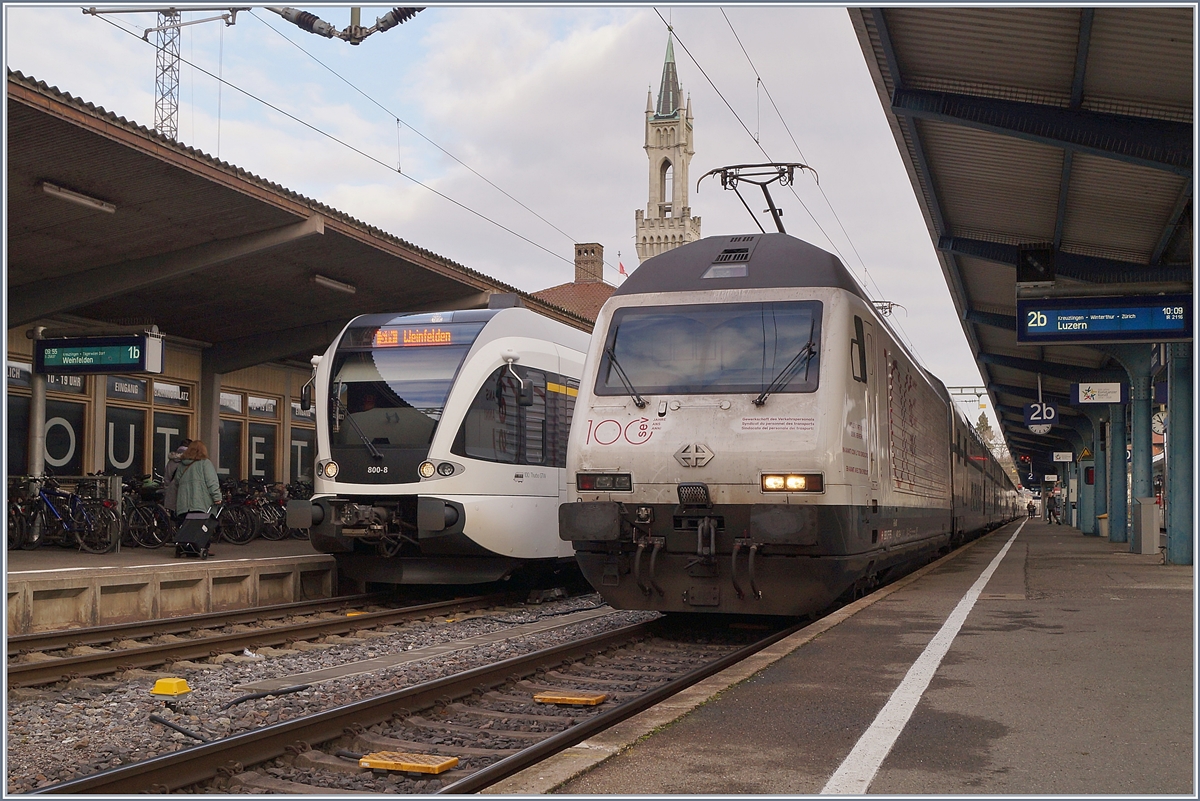 Jubiläums-Werbeloks am Grossen und Kleinen See: In Konstanz wendet die SBB Re 460 113-4 (UIC 91 85 4 460 113-4 CH-SBB)  100 Jahre SEV  mit ihrem IR 75. Gemäss einer kurz nach diesem Bild verfassten Pressemitteilung soll die Lok ab dem 1. April 2020 wieder gereinigt werden.

10. Dezember 2019