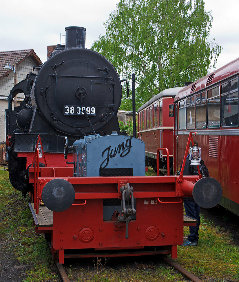 
Jung-Rangiertraktor Kdl 02-01 am 28.04.2013 im Eisenbahnmuseum im ehemaligen Bahnbetriebswerk Darmstadt-Kranichstein. 

Der Rangiertraktor Type Jung EN 112 wurde 1936 Jung in Jungenthal bei Kirchen/Sieg unter der Fabriknummer 6975 gebaut. 


TECHNISCHE DATEN: 
Spurweite: 1.435 mm 
Achsformel: B  
Leergewicht: 4,9 t 
max. Zugkraft: 620 kg 
Fahrgeschwindigkeiten: 4 - 8 km/h 
Motor: wassergekhlter stehender Einzylinder-zweitakt-Dieselmotor mit Direkteinspritzung, vom Jung Typ SE 110
Hubraum: 1,8 l 
Leistung: 11 - 12 PS bei 1.000 U/min 
Motor Fabriknummer: 3017 
Getriebe: Jung, Type 10 F (Fabriknummer 1334)