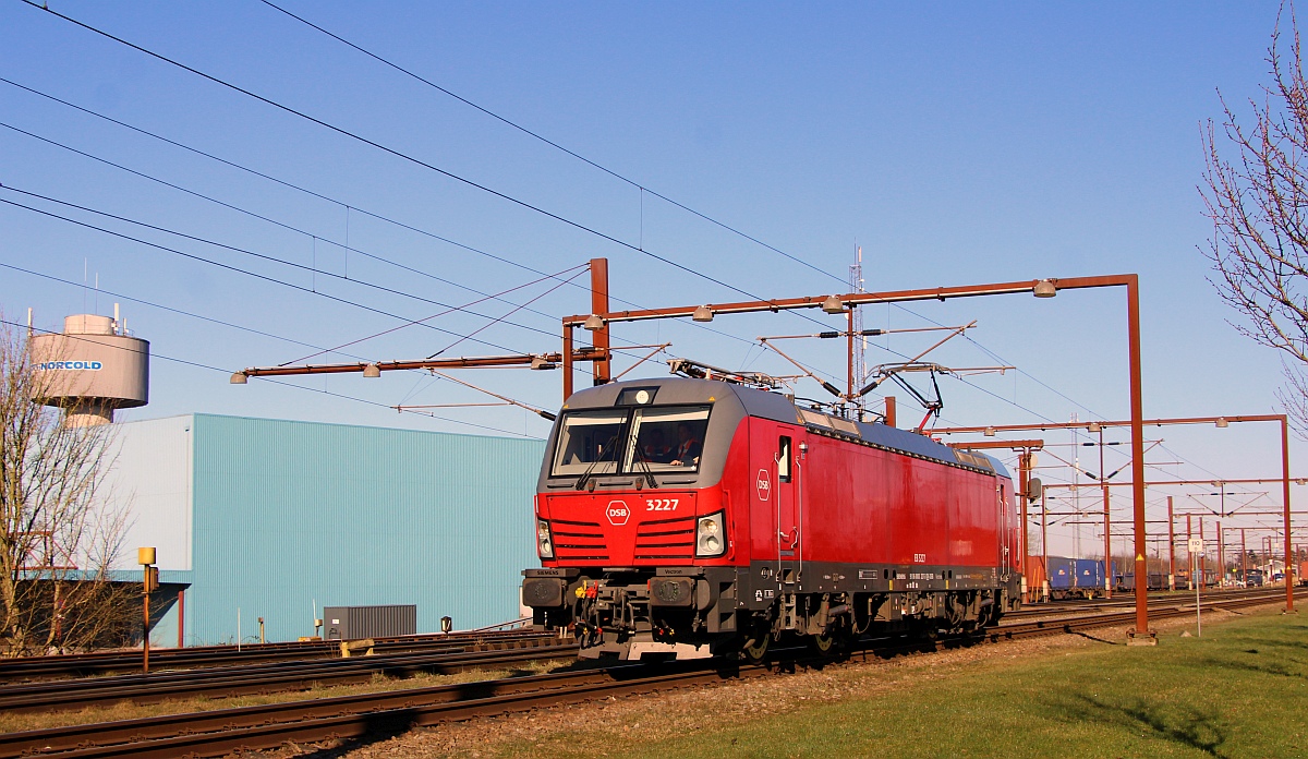 Jungfern- und Schulungsfahrt....DSB Litra EB 3227 auf der ersten Fahrt alleine nach Deutschland genauer nach Flensburg und Flensburg-Weiche hier festgehalten bei der Ausfahrt aus dem Bhf Pattburg/DK. 02.03.2023