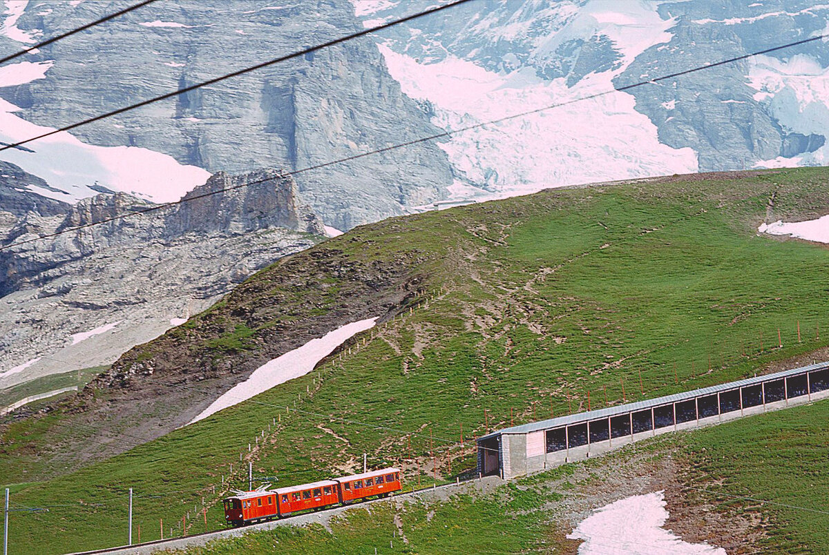 Jungfraubahn Lok 11 bei der Lawinengalerie in Fallboden. 5.August 1975 