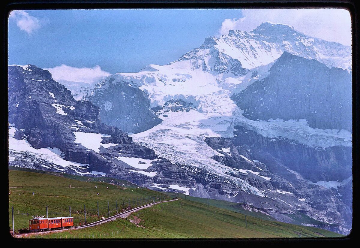 Jungfraubahn, Lok 11 mit ihren Wagen 17 und 18 oberhalb der Kleinen Scheidegg. 5.August 1975 
