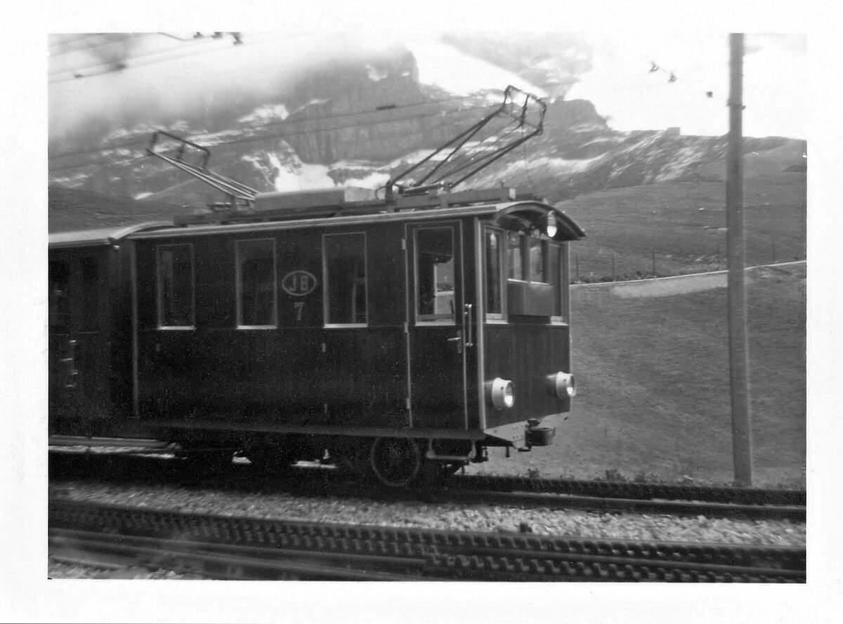Jungfraubahn, Lok 7: Abgeliefert 1908, als letzte in Form eines Rowan-Zugs (d.h. sich auf denselben Rahmen abstützend wie der Personenwagen, der nur hinten ein Drehgestell hat). Lok 7 wurde 1960 nicht mehr für 50 HZ-Betrieb umgebaut und 1964 verschrottet. Aufnahme um 1960 auf der Kleinen Scheidegg. 