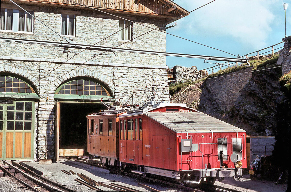 Jungfraubahn Lok 9 mit dem Werkstatt-, Hilfs-, Montage- und Messwagen X2 53 in Eigergletscher. Der X2 53 entstand aus dem teilweise ausgebrannten Coupé-Wagen 12. Aufnahme vom 5.August 1975 