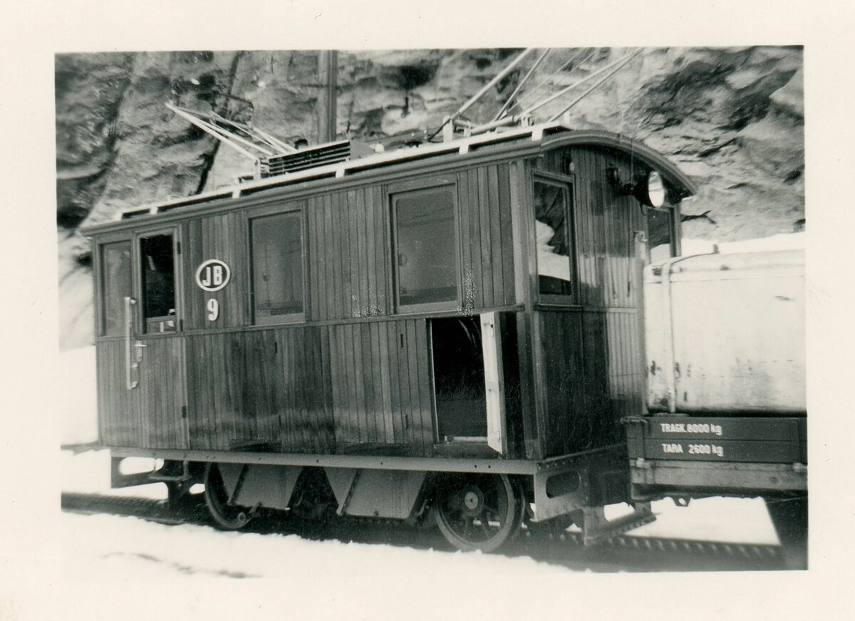 Jungfraubahn Lok 9 mit teilweise offener Seitenwand. Werkstätte Eigergletscher, im Frühling 1961 