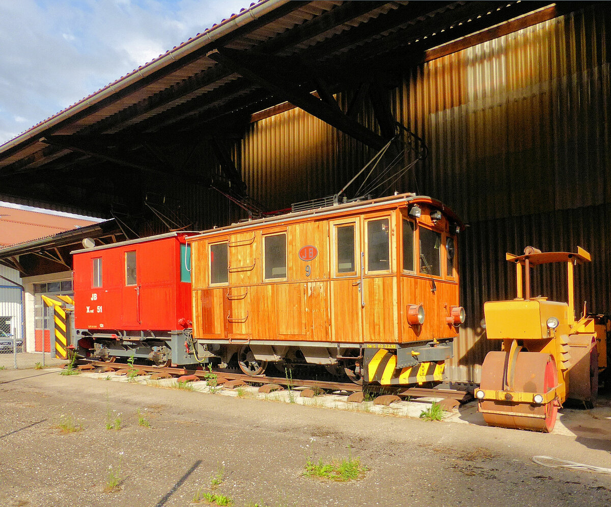 Jungfraubahn Lokomotive 9 wurde als Serie 8 bis 10 1912 für Zahnrad- und Adhäsionsbetrieb gebaut und 1951 zur reinen Zahnradlok umgebaut. Lange Zeit stand sie nach der Ausrangierung bei der Firma Steck in Bowil (Bild, 14.Juli 2017), zusammen mit der alten Schneeschleuder Xrot 51.  