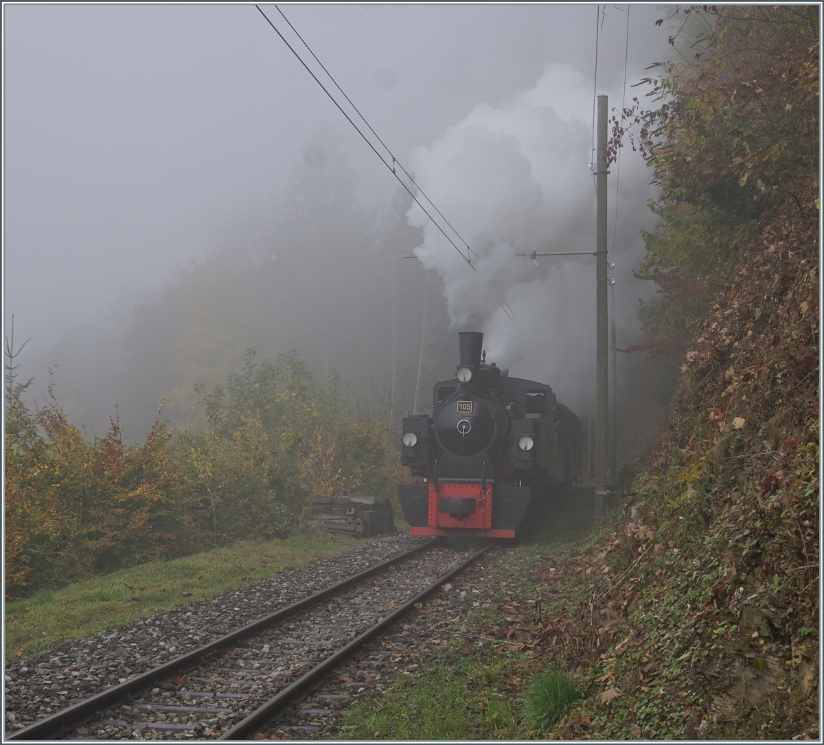 Kämpft sich durch den Nebel nach Chamby: die G 2x 2/2 105.

31. Okt. 2022