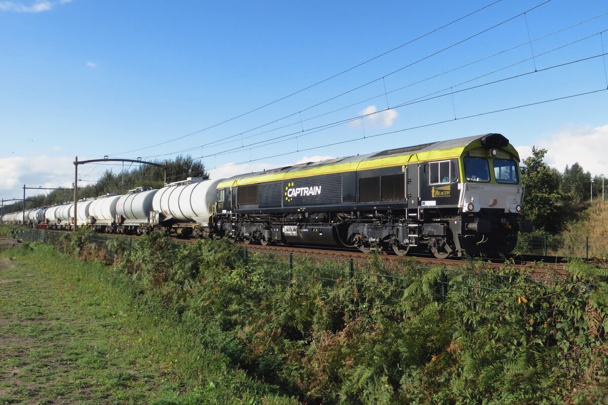 Kalkzug mit RailTraxx 266 001 (den noch die CapTrain Logos tragt) durchfahrt am 15 Oktober 2021 Tilburg-Reeshof.