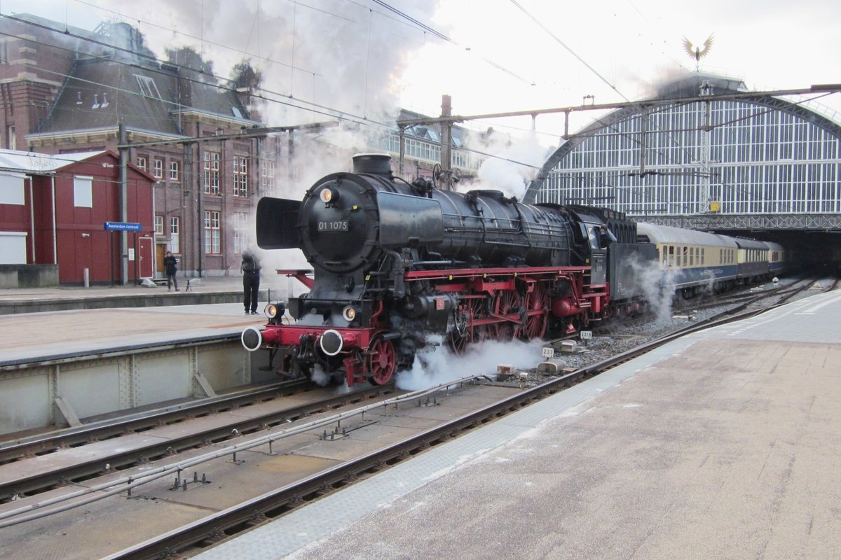 Karfreitag 31 März 2013 in Amsterdam Centraal: 01 1075 zieht ein Sonderzug aus Hoorn nach Emmerich. 