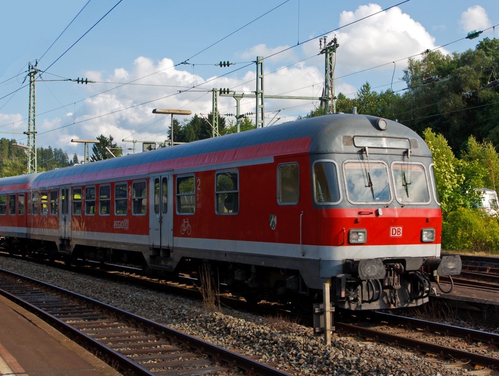 Karlsruher Steuerwagen (2. Klasse DB Nahverkehrs-Steuerwagen mit Fahrradabteil) Bnrdzf 463.1, Betriebsnummer: D-DB  50 80 82-34 102-7 am 19.08.2013 im Bahnhof Betzdorf/Sieg. 

Technische Daten:
Zulssige Hchstgeschwindigkeit: 140km/h
Lnge ber Puffer: 26,4 m
Leergewicht: 33.000 kg
