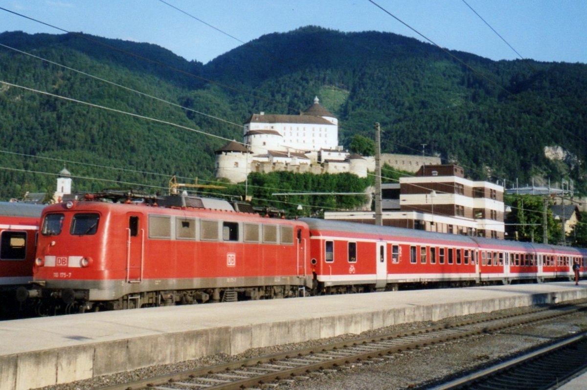 Kastenzehner 110 175 steht am 26 Mai 2006 mit ein RB abgestellt in Kufstein.