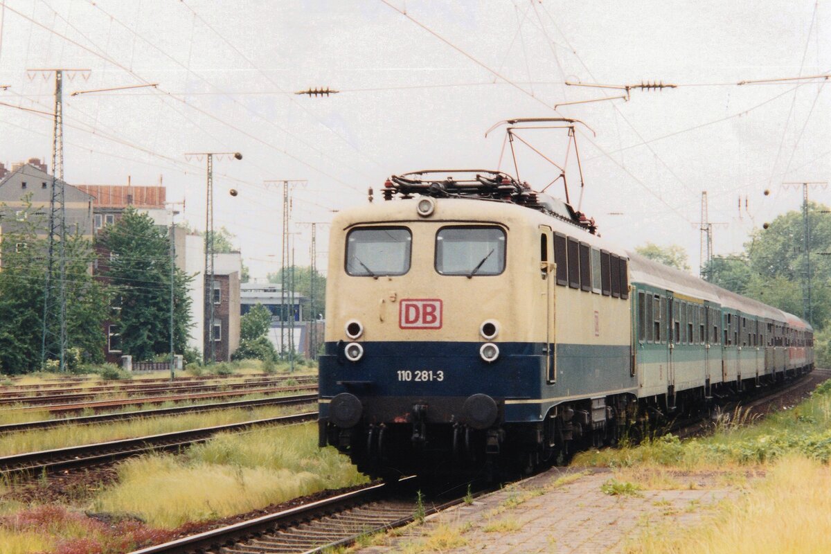 Kastenzehner 110 281 treft am 13 April 2001 in Köln West ein.