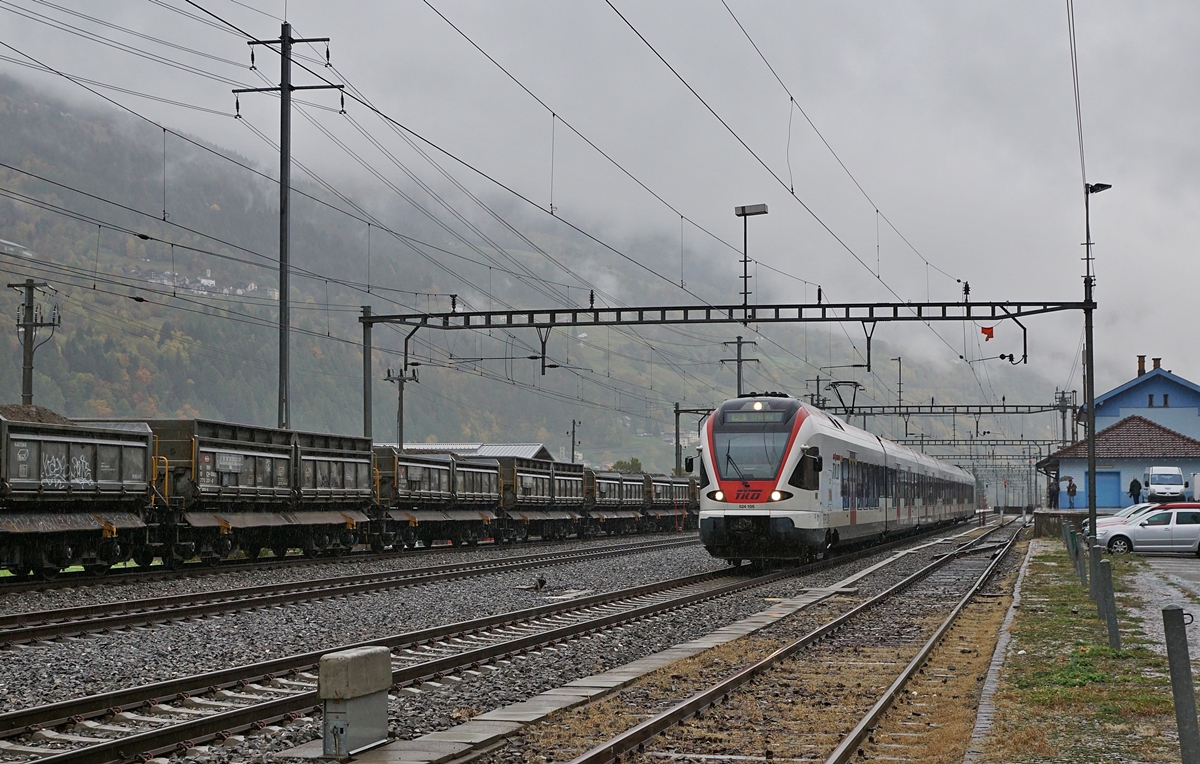 Kaum jemand war glücklich, als die TILO Flirts die  Gotthard-IR  nach der Eröffnung des GBT abgelöst hatten und dies nur auf der Teilstecke Lugano - Erstfeld, heute fahren hier SOB Flirts im Langstreckenverkehr Locarno - Basel/Zürich als  Treno-Gotthardo . 

Somit ist der TILO RABe 524 105 bei der Ausfahrt in Ambri-Piotta auf dem Weg nach Erstfeld schon historisch. 

19. Oktober 2019