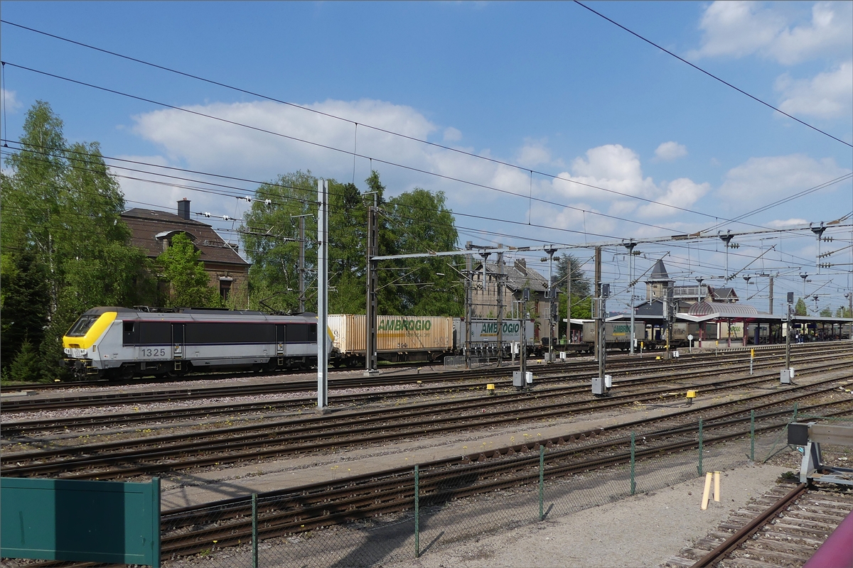 Kaum waren wir aus dem Zug der Museumsbahn  Train 1900  in Ptange ausgestiegen, fuhr auch schon die SNCB HLE 1325 mit einem Gterzug durch den Bahnhof von Ptange.  01.05.2019 (Jeanny)