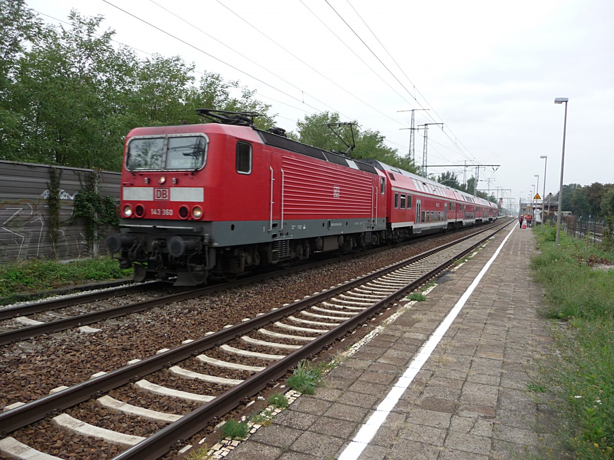 Kaum ist das Wetter mal ein bisschen schlechter, haben die Hamster kein' Bock mehr. 143 360 mit einer aus vier (!) Ost-Doppelstockwagen bestehenden und somit DDR-Flair verbreitenden Ersatzgarnitur als RB14 Richtung Sch�nefeld. 7.10.13