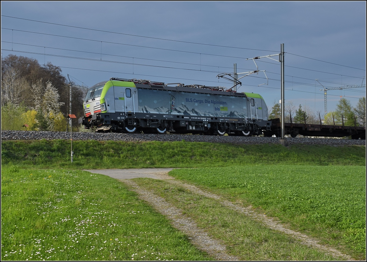 Kaum zu glauben, aber die Re 475 ist hier tatsächlich noch nicht vertreten. Re 475 405-7 im Gleisdreieck Othmarsingen. April 2017.