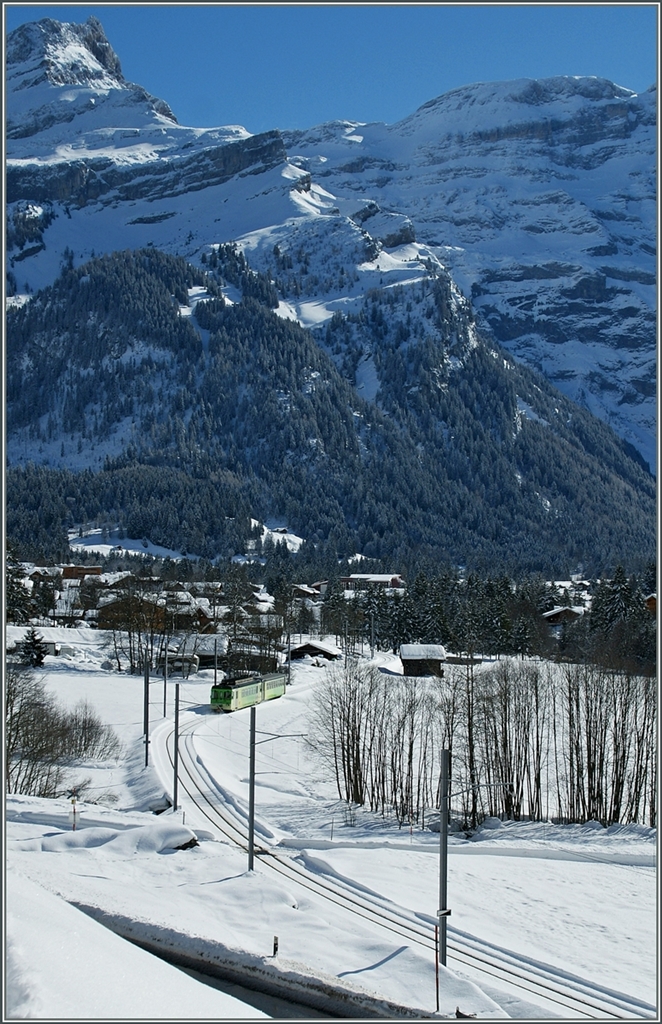 Kaum zu sehen ist dieser ASD Zug vor der Kulisse der Berge bei Les Diablerts.
11. Feb. 2014