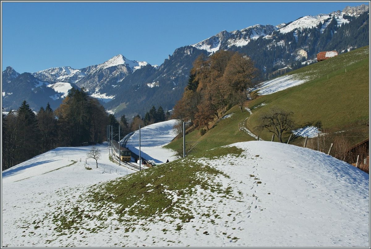 Kaum zu sehen ist BLS Goldenpass RE bei Weissenburg.
5. Dez. 2013