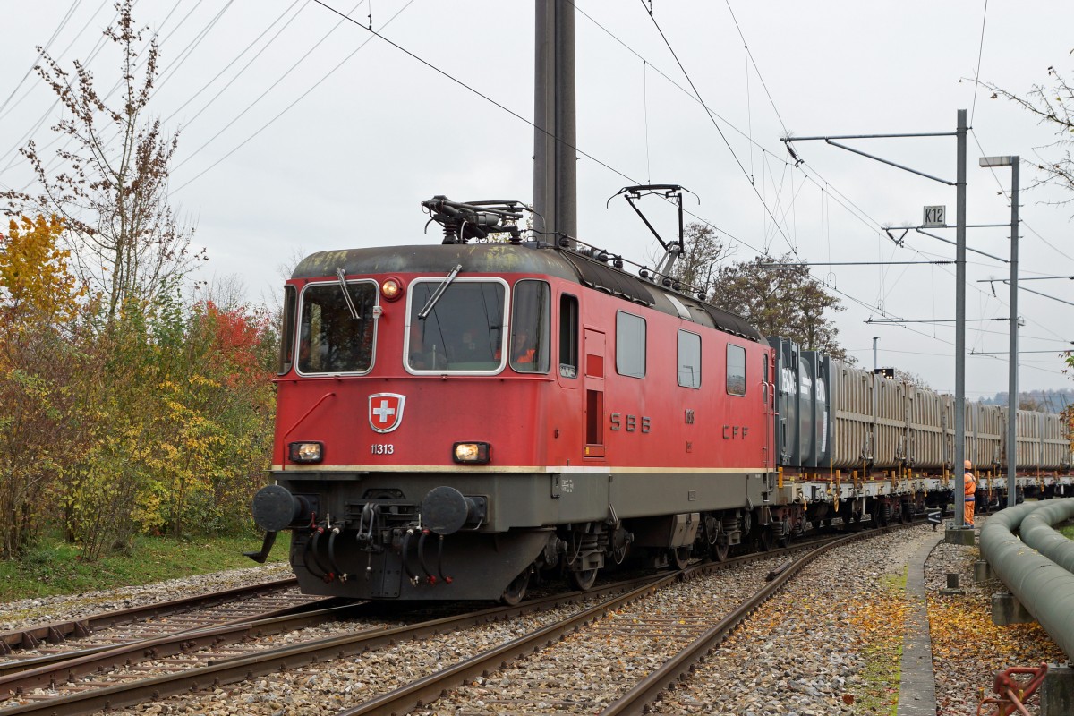 KEBAG AG: Am 3. November 2015 brachte die Streckenlokomotive Re 4/4 11313 die Kehrichtwagen zur Kehrichtverbrennungsanlage in Zuchwil. Mit den grauen Container wird Schlacke ab- sowie den braunen Containern Kehricht zugeführt für die Verbrennung. Das Rangiermanöver sowie der Umlad der Container von den Last- auf die Bahnwagen und umgekehrt wird im Emmenspitz von nur einem Mitarbeiter vorgenommen.
Foto: Walter Ruetsch 