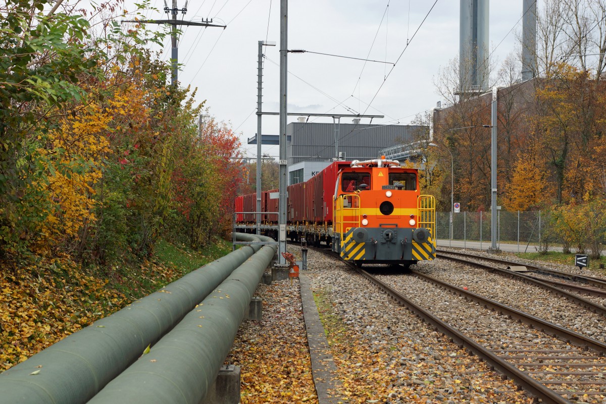 KEBAG AG: Bereitstellung von einem Kehrichtzug mit der SCHÖMA Tm 237 874-3  ZUCHWIL  bei der Kehrichtverbrennungsanlage Emmenspitz am 3. November 2015. Mit den grauen Container wird Schlacke ab- sowie den braunen Containern Kehricht zugeführt für die Verbrennung. Das Rangiermanöver sowie der Umlad der Container von den Last- auf die Bahnwagen und umgekehrt wird im Emmenspitz von nur einem Mitarbeiter vorgenommen.
Foto: Walter Ruetsch 