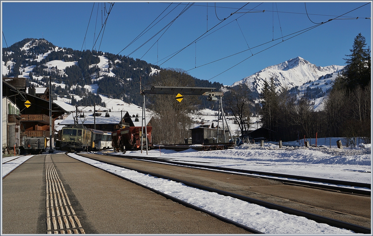 Kein Meisterwerk, aber auch noch ein MOB GDe 4/4 Bild. Die GDe 4/4 6003 erreicht mit einem Panoramic Express nach Montreux den Bahnhof von Saanen. 

