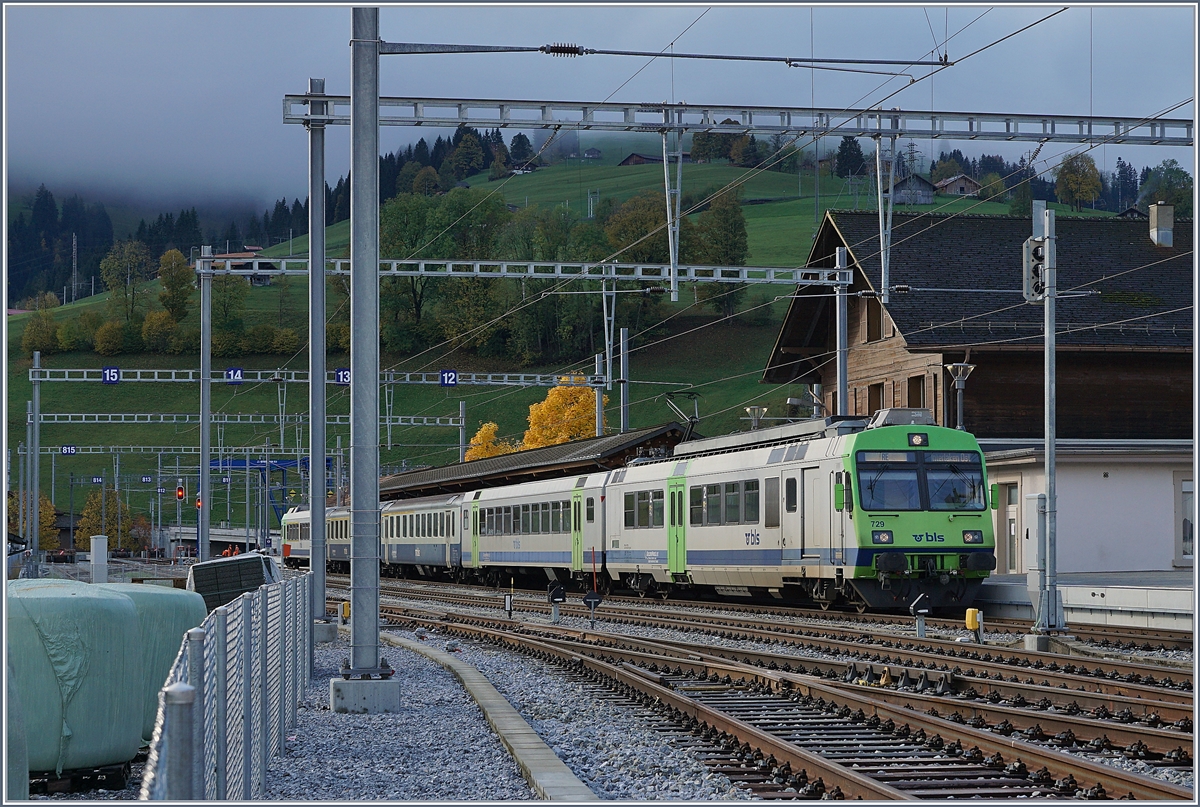 Kein Meisterwerk, da das Motiv etwas versteckt ist: die letzten beiden BLS EW II im Planeinsatz im  GoldenPass  RE in Zweisimmen. 

22. Nov. 2019