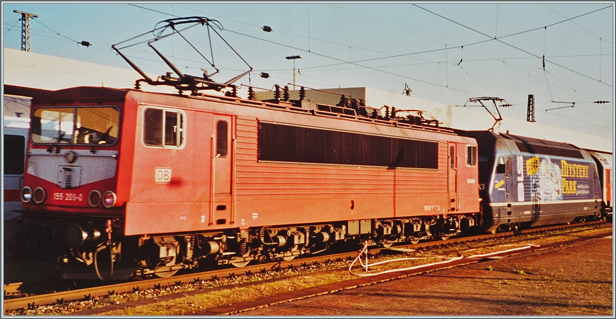 Kein schönes, aber ein interessantes Bild: die DB 155 206 leistet einer BLS Re 465 mit ihrem Hupac-Zug in Basel Bad Bf Vorspann. 

Analogbild vom 15. Nov. 2001