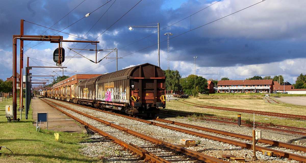 Keine Fotomontage, es sah gestern wirklich so in Pattburg aus....einsam wartet der bereits abgestellte Zement-Express auf die deutsche Lok...Pattburg/DK 16.09.2022