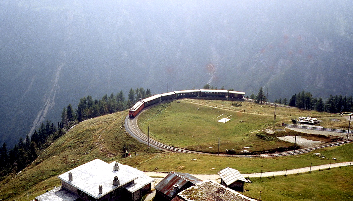 Keine Modellbahn, sondern die Kurve vor der Station Alp Grm mit einem ABe 4/4 II Mitte der 1970er Jahre (Foto: Gerda Ldicke)