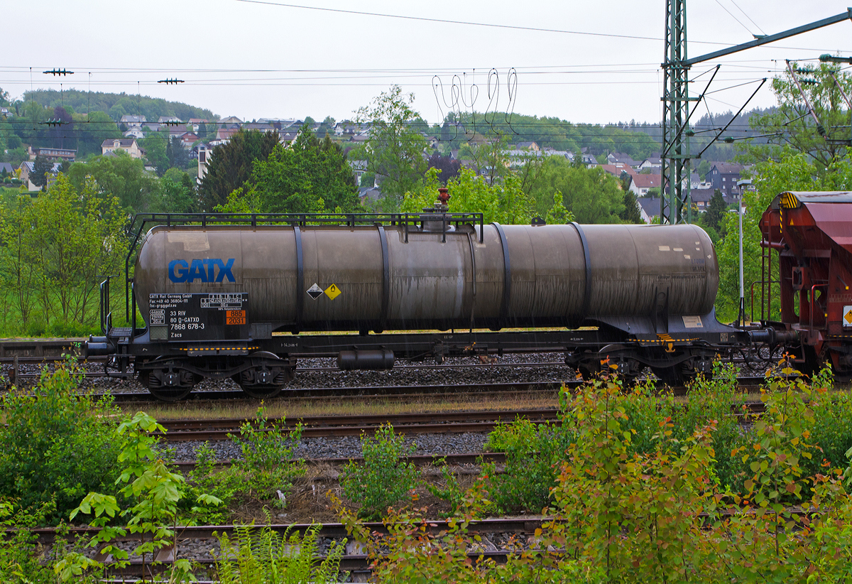 Kesselwagen fr 98% Salpetersure 33 80 D-GATXD 7868 678-3, Gattung Zacs, der GATX Rail Germany GmbH am 08.05.2014 in Scheuerfeld/Sieg. 

Die Gefahrguttafel zeigt es auch noch an: (oben) Gefahrgutnummer 885 = stark tzender Stoff  / (unten) UN-Nummer 2031 =  Salpetersure, andere als rotrauchend, mit mehr als 70 % Surebrandfrdernd.
Die reine Sure ist farblos und hat einen scharf stechenden Geruch. Sie wird unter anderem zur Herstellung von Sprengstoffen verwendet. 

Technische Daten des Wagens: 
Tankvolumen: 44.900 l 
Eigengewicht: 21.650 kg 
Achslast: 20 t 
Achsanzahl: 4 
Lnge ber Puffer: 14.240 mm 
Drehzapfenabstand: 9.200 mm
 Achsabstand im Drehgestell: 1.880 mm 
Hchstgeschwindigkeit (leer): 120 km/h