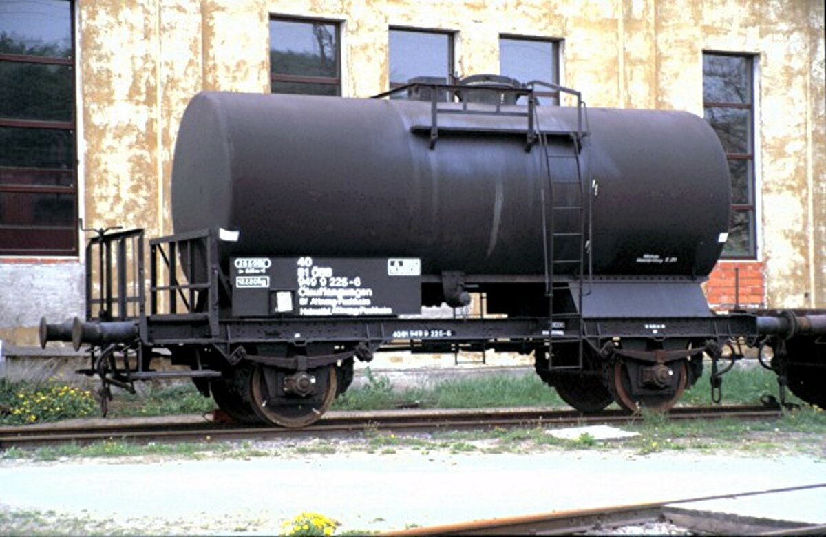 Kesselwagen ÖBB 4081 Ölauffangwagen in Attnang-Puchheim am 05.05.1988.