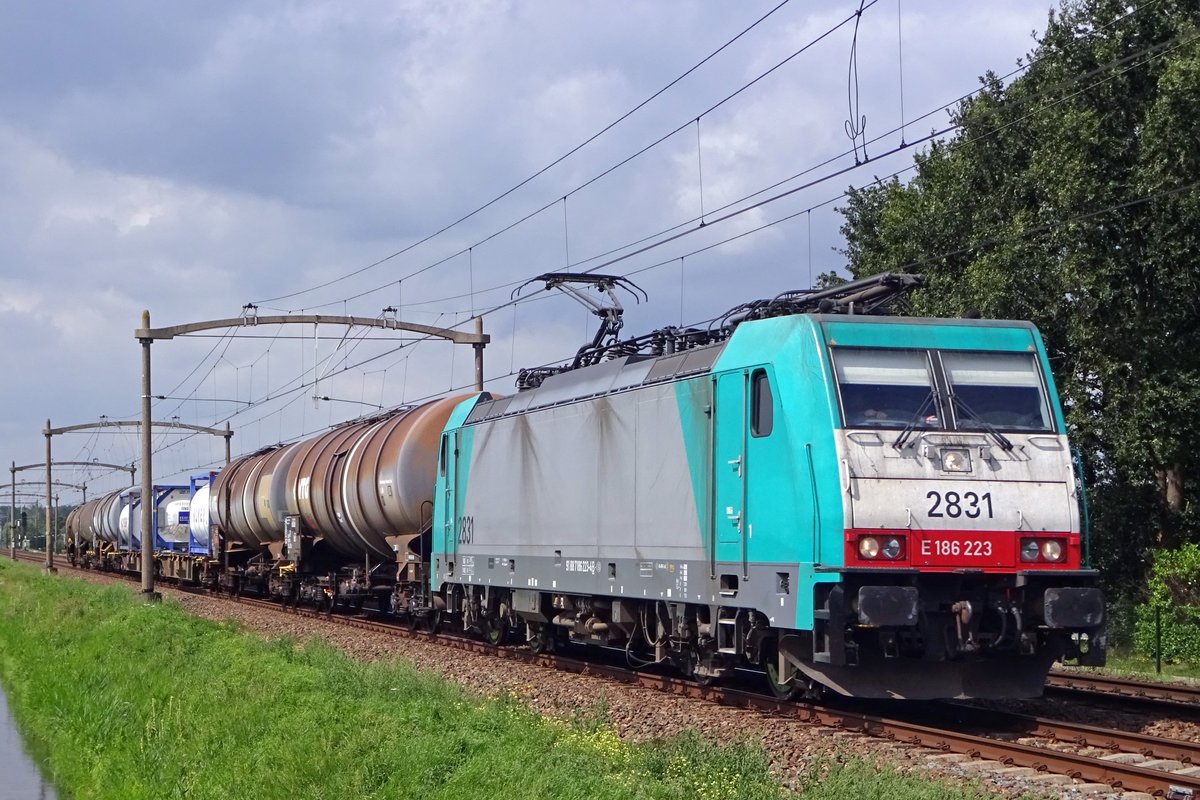 Kesselwagenzug mit 2831 durchfahrt am 23 Augustus 2019 Hulten.