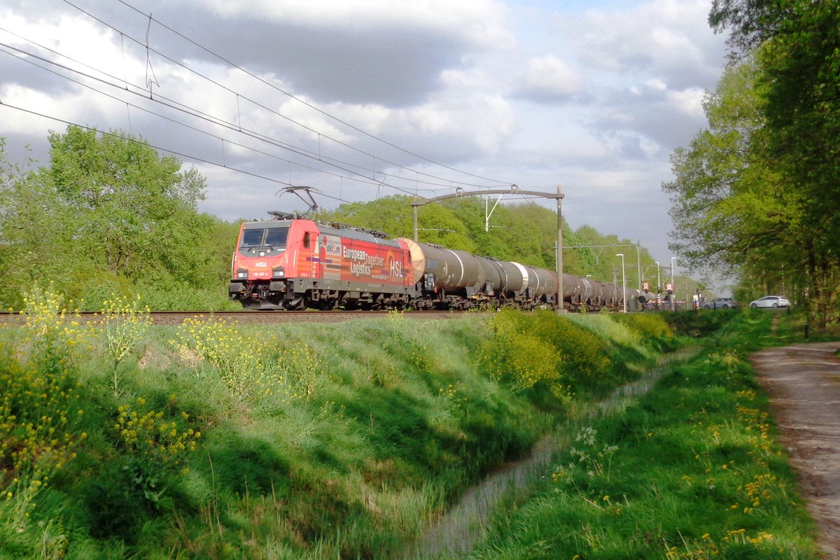 Kesselwagenzug mit HSL 186 382 passiert Tilburg Oude Warande am 24 April 2019.