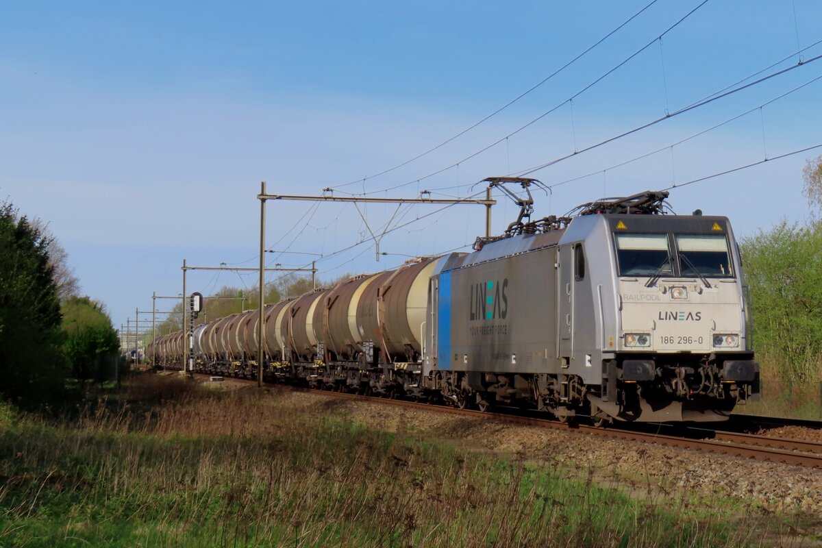 Kesselwagenzug mit Lineas 186 296 durchfahrt am 6 April 2024 Alverna auf den Weg nach Arnhem und Bad Bentheim.