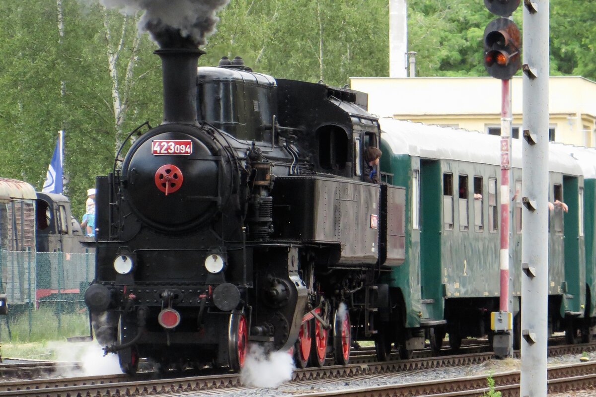 KHKD 423.094 schiebt am 11 Juni ein Dampfpendelzug aus Luzna u Rakovnika aus.