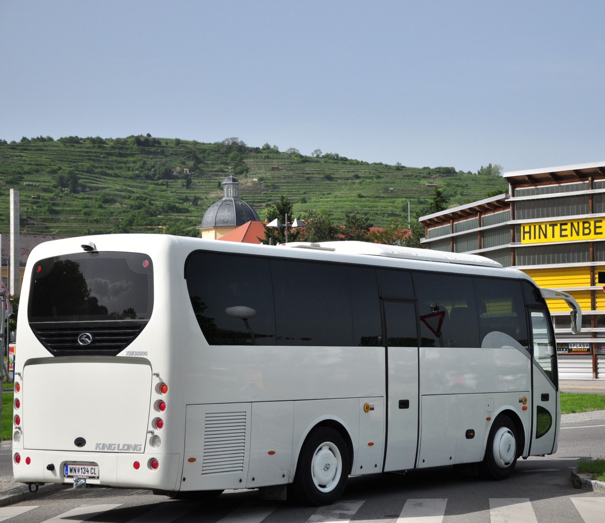 KING LONG XMQ6900 aus Niedersterreich am 19.5.2013 in Krems an der Donau.