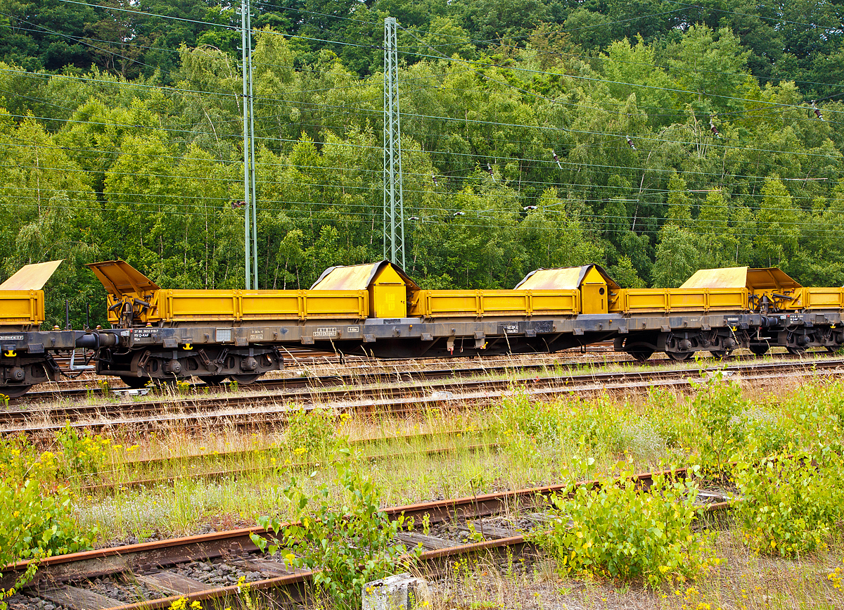 
Kippwagen MK 45 DH „LW-Kipper“, der Gattung Rlps, 37 80 3832 010-7 RIV D-KAF, der KAF Falkenhahn Bau AG, Kreuztal (ehemaliger Wagen der Leonhard Weiss) abgestellt am 24.06.2018 in Betzdorf/Sieg.

Der von LEONHARD WEISS entwickelte Kippwagen MK 45 DH „LW-Kipper“, ist fr den offenen Transport von losen, nicht zu verwehenden Schttgtern vorgesehen. Dank der niedrigen Bauweise ist die Beladung unter abgeschalteten Oberleitungen gefahrlos mglich.

Die Ladekante ist 2.049 mm ber Schienenoberkante. Der speziell ausgebildete Bediener ist fr das Entladen rechts und links vom Gleis verantwortlich. Jeder Wagen ist mit einer eigenstndigen Hydraulikanlage ausgestattet, welche von einem Kubota 3-Zyl. Dieselmotor angetrieben wird. So braucht man keine Fremdenergie, wie Strom oder Druckluft von der Lok.

Es wird jeweils eine Mulde pro Wagen gekippt. Es knnen bis zu 10 Kippwagen miteinander gekoppelt und ber ein ansteckbares Bedienpult gemeinsam gesteuert werden. Die Standsicherheit ist in blichen berhhungen und Radien durch eine intelligente Steuerung jederzeit gewhrleistet. Die Entladezeit betrgt ca. 10 Minuten fr alle 3 Mulden.

TECHNISCHE DATEN:
Gattung: Rlps
Spurweite: 1.435 mm
Achszahl: 4 (in zwei Drehgestellen)
Lnge ber Puffer: 20.740 mm
Drehzapfenabstand: 15.700 mm
Achsabstand im Drehgestell: 1.800 mm
Eigengewicht: durchschnittlich 35 t  (dieser 33.910 kg)
Max Zuladung: 45 t ab Streckenklasse C (dieser 46 t), somit 15 t pro Mulde (8,5 m)
Muldenma (L x B x H): 5.000 x 2.480 x 520 mm
Hchstgeschwindigkeit: 100 km/h (leer und beladen)
Bremse: KE-GP-A (max. 68 t)

Tankkapazitt: 120 l Diesel
Hydr. Tankkapazitt: 140 l Panolin HLP 46
Kippaggregat: Wassergekhlter 3-Zyl. Dieselmotor Kubota D 1105 mit zwei Hydraulikpumpen und berdruckventil
Hhe ber Schienenoberkante in Transportstellung: 2.690 mm
Hhe ber Schienenoberkante in Kippstellung: 4.009 m
Hhe ber Schienenoberkante in Bordwandhhe: 2.049 mm
Max. Kippwinkel der Mulden: 55
Kleister befahrbarer Gleisbogen: R = 60 m, (Arbeit R =150 m)
Internationales Profil: G1
RIV Zulassung: Ja
