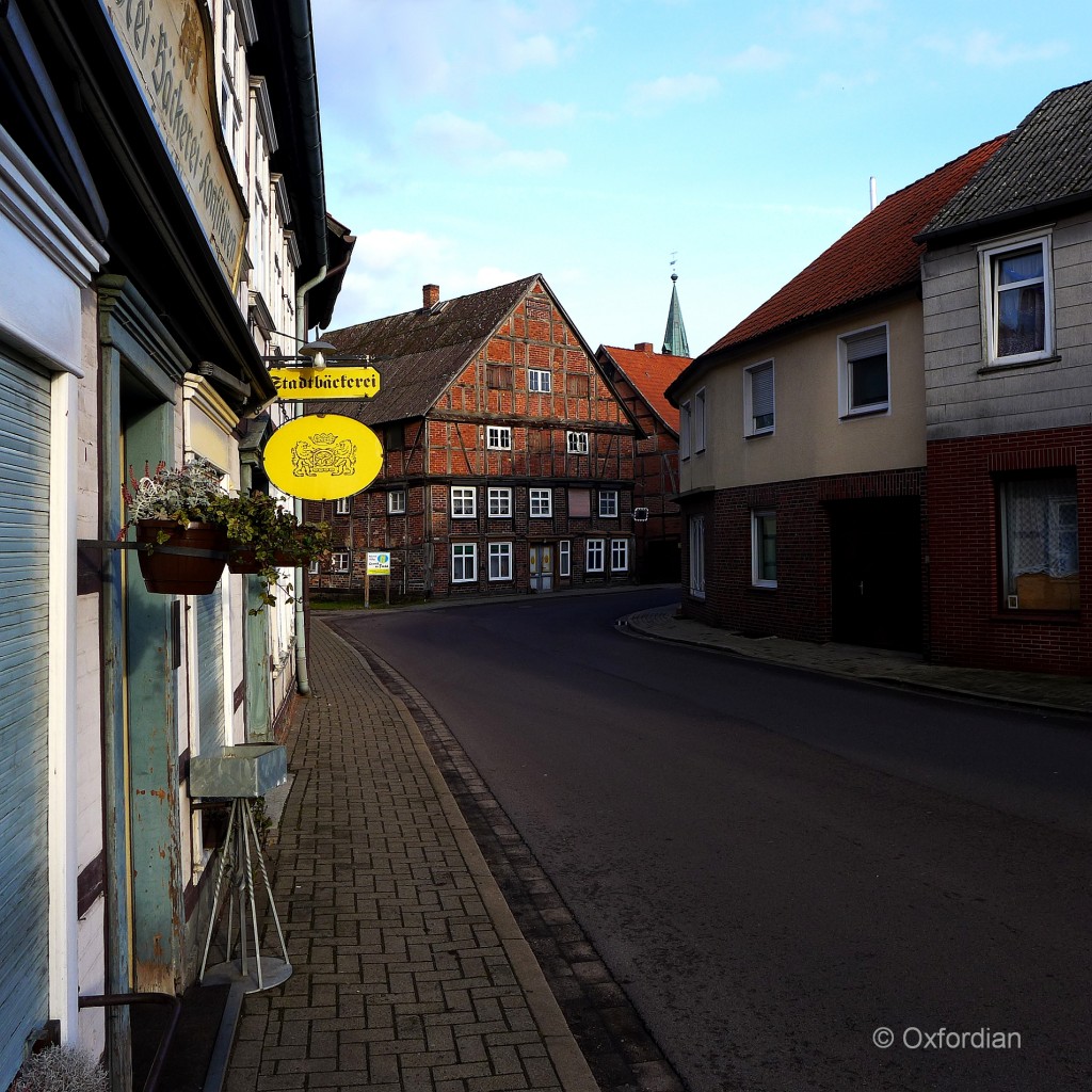 Kirchstraße in Wustrow (Wendland). Links im Bild die seit 1848 bestehende Bäckerei und Conditorei Friedel Plette.