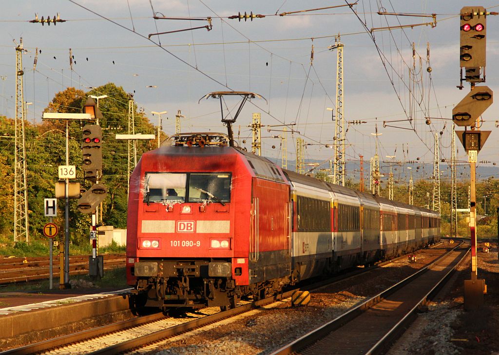 Klare Sicht muss sein! 101 090-9 mit einem unbekannten EC bei der Durchfahrt im Bhf Neuwied. 29.09.12