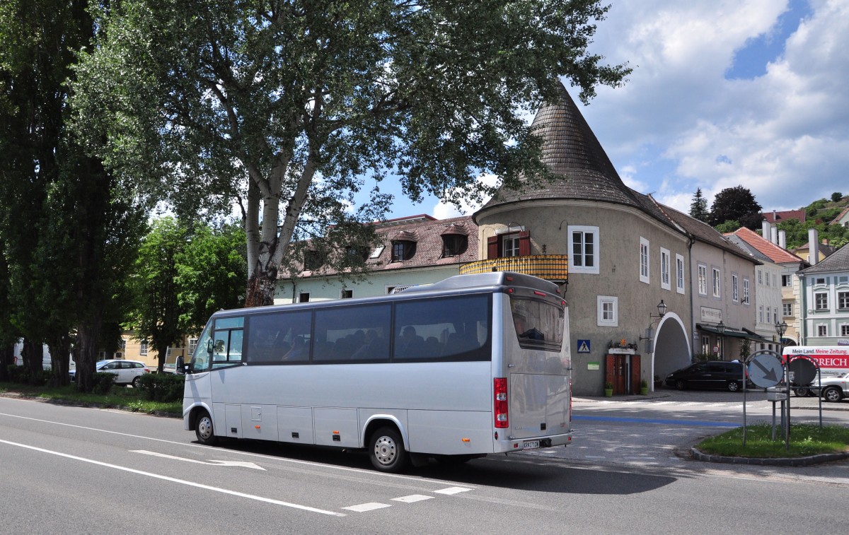 Kleinbus IVECO Dayly aus Niedersterreich im Mai 2015 in Krems gesehen.