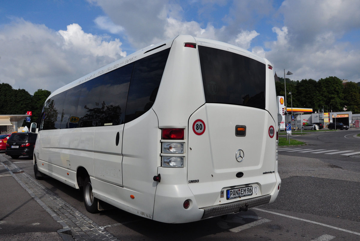 Kleinbus Mercedes Sunrider vom Busunternehmer Mckenhausen aus der BRD in Krems gesehen.