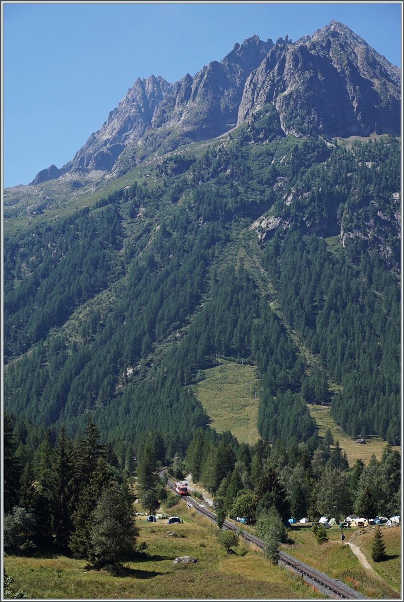 Kleine Bahn in grossartiger Landschaft: der TMR BDeh 4/8 21 ist als SNCF TER von St-Gervais nach Vallorcine unterwegs und hat gerade Le Buet verlassen. 

1. August 2022