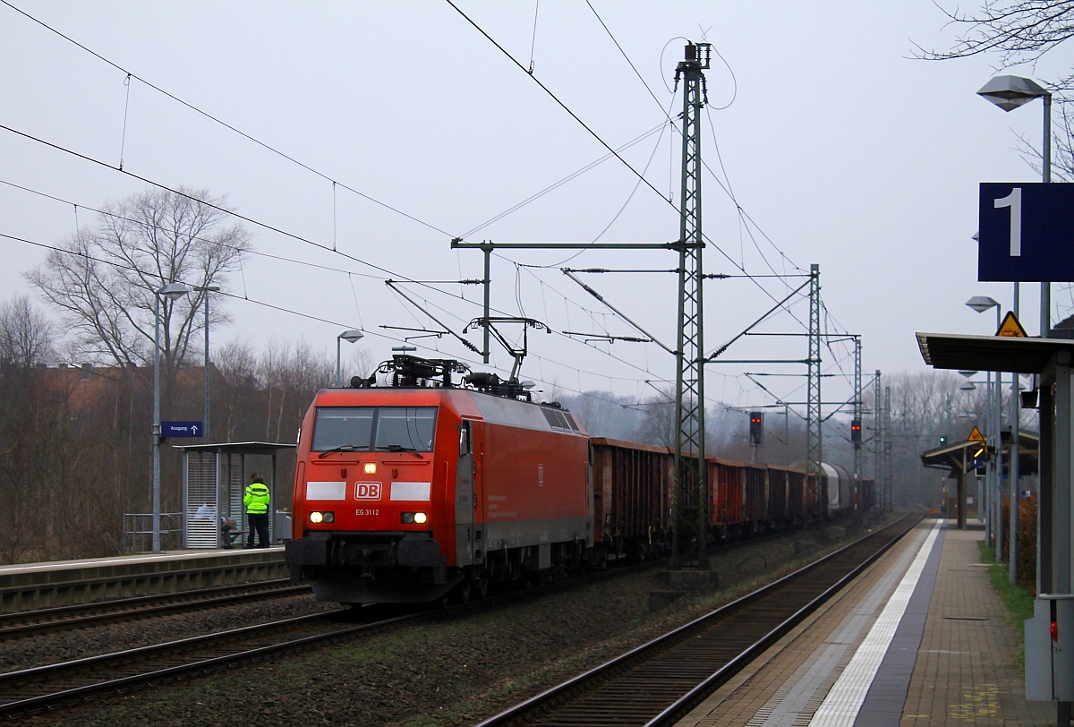 Kleine Polizeikontrolle während die DBS/RSC EG 3112 mit ihrem Gz durch Schleswig rauscht. 12.02.2015