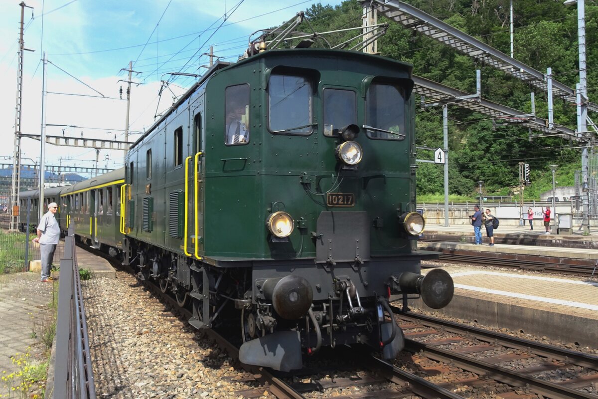 Kleine Secheron 10217 zieht ein Pendelzug in Olten Bahnhof ein während das 1. Festwochenende das 175 jahresjubiläum von Eisenbahnen in die Schweiz.