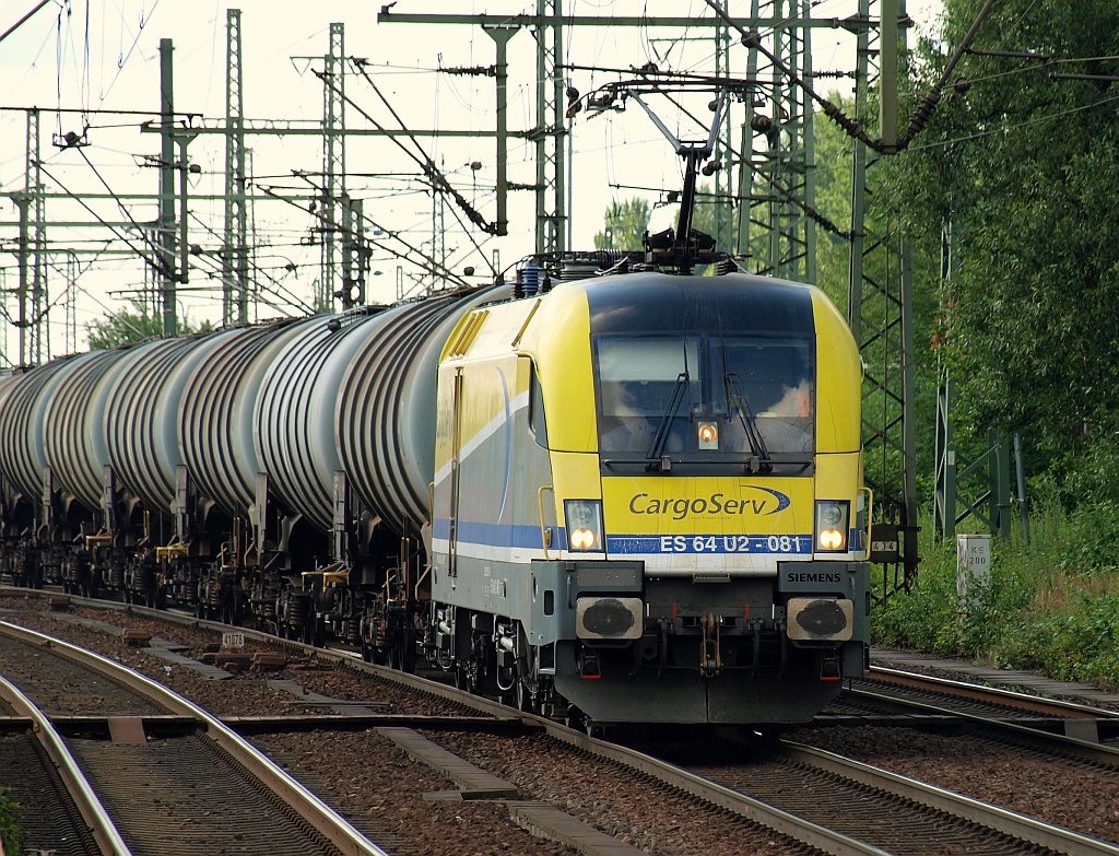 Kleine berraschung am 01.07.11 war die fr CargoServ fahrende 182 581-9 die mit einem ler durch HH-Harburg fuhr. (0300)