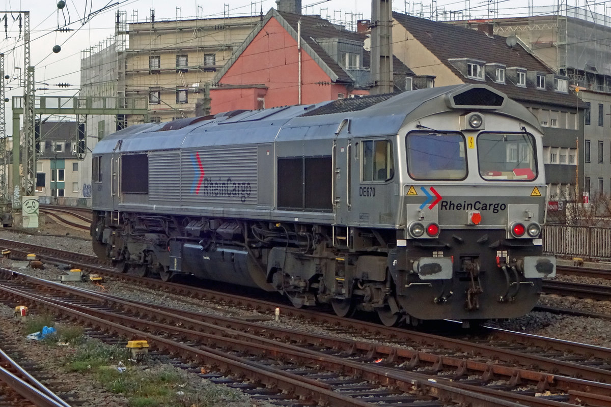 Kleine Überraschung in Köln Hbf, wo RheinCargo DE 670 am 28 Dezember 2019 Durchfahrt hat.